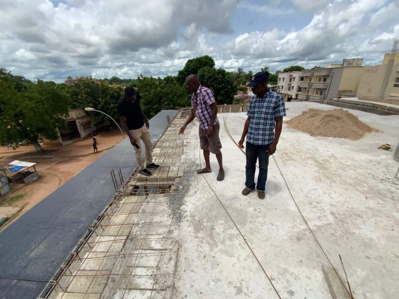 Inspection de toiture en cours de réalisation