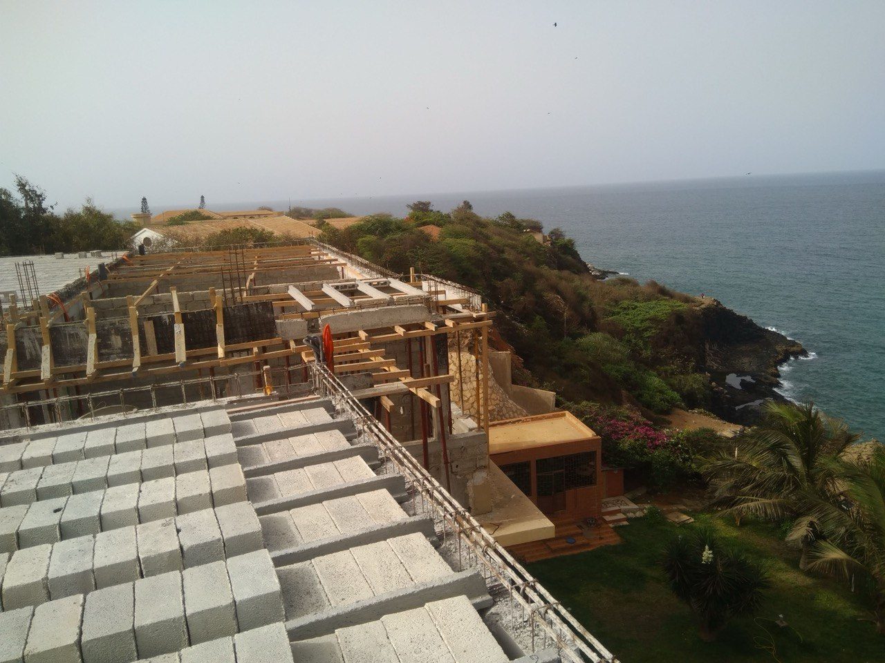 Vue d'ensemble d'un chantier en bord de côte